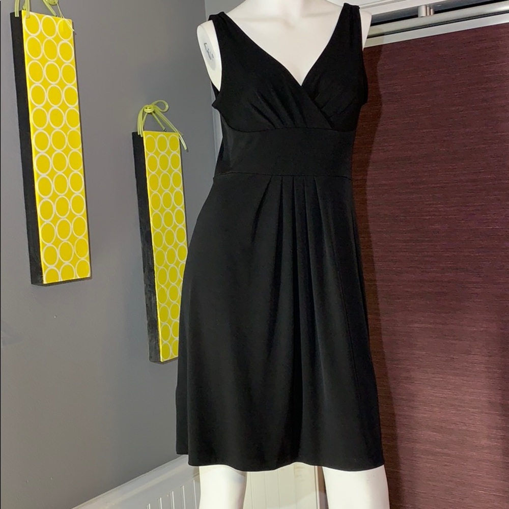 Ann Taylor- Adorable little black dress. Size:S 💚